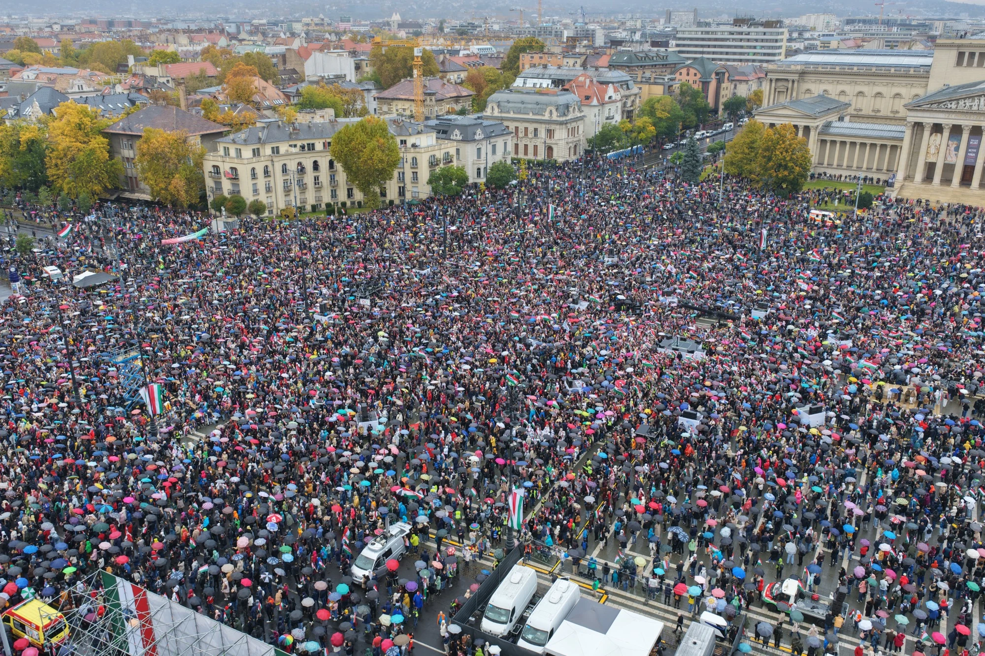 Nagy tömegrendezvény drónos légi felvételen Budapesten