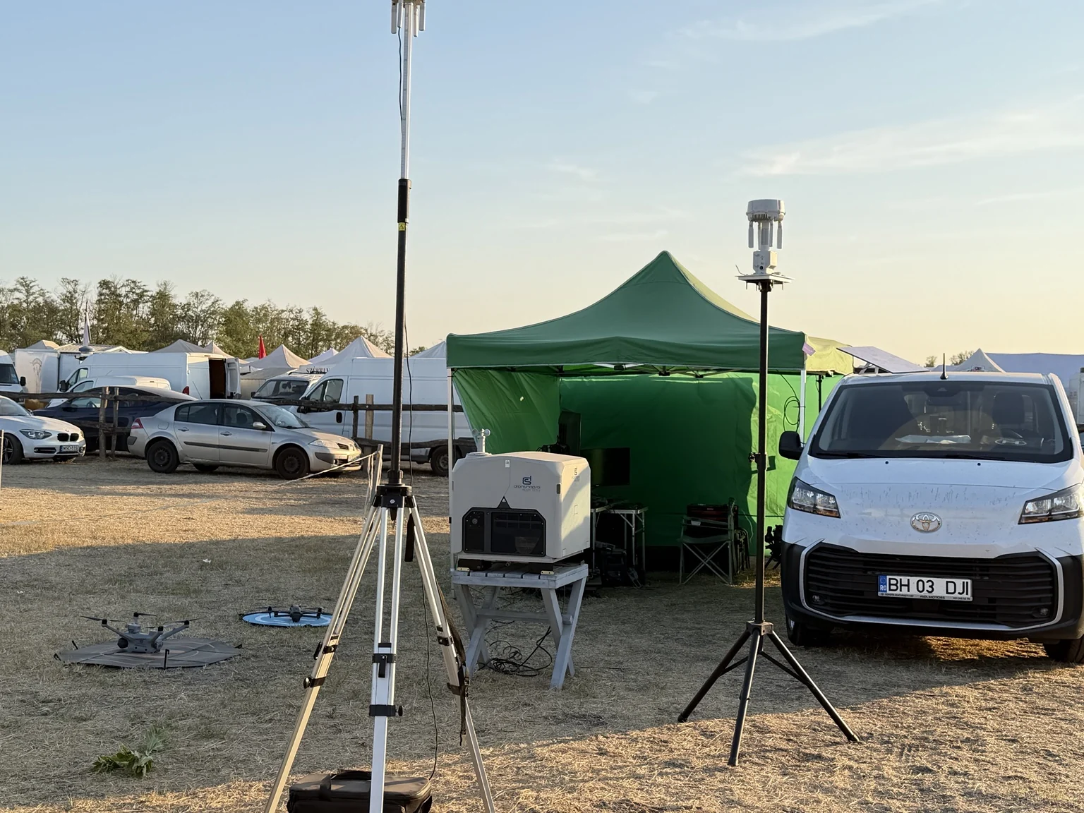 Dronebase helyszíni műveleti bázis autonóm drónrendszerrel és kommunikációs eszközökkel